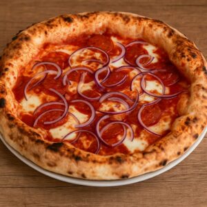 Pizza Diavola napolitaine artisanale avec spianata piquante, oignons rouges et mozzarella, servie chez 500 Degrés Pizza à Marseille