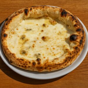 Pizza 4 Fromages artisanale de la pizzeria 500 Degrés à Marseille avec mozzarella, gorgonzola, provolone et parmesan sur pâte napolitaine cuite à 500°C