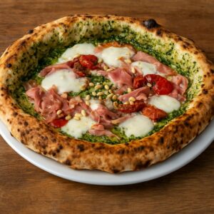 Pizza napolitaine au pesto vert maison, mozzarella fondante, tomates confites, jambon cru et pignons de pin, servie chez 500 Degrés dans les Grandes Halles du Vieux-Port à Marseille.