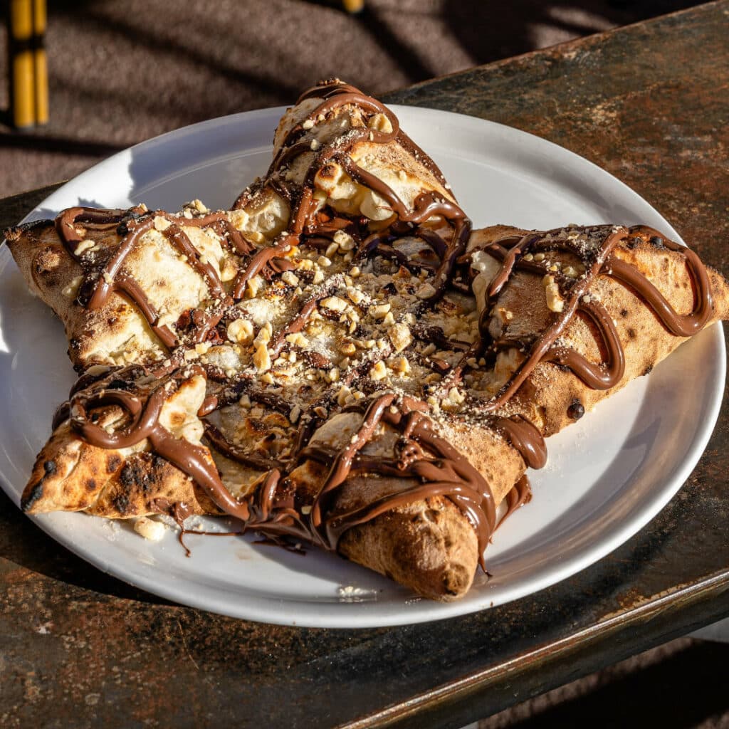 Pizza Stella en forme d’étoile garnie de Nutella et de noisettes concassées, dessert signature de 500 Degrés Pizza à Marseille