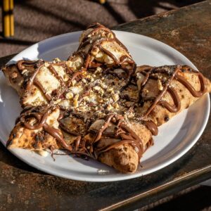 Pizza Stella en forme d’étoile garnie de Nutella et de noisettes concassées, dessert signature de 500 Degrés Pizza à Marseille