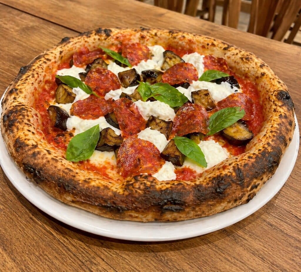 Pizza Melanzane cuite au four à 500 degrés : base tomate, fleur de lait, spinata picante, aubergines, bufala et basilic – 500 Degrés Pizza, Marseille