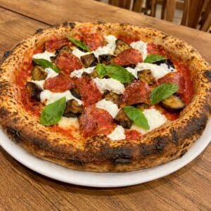 Pizza Melanzane cuite au four à 500 degrés : base tomate, fleur de lait, spinata picante, aubergines, bufala et basilic – 500 Degrés Pizza, Marseille