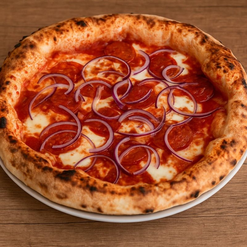 Pizza Diavola napolitaine artisanale avec spianata piquante, oignons rouges et mozzarella, servie chez 500 Degrés Pizza à Marseille