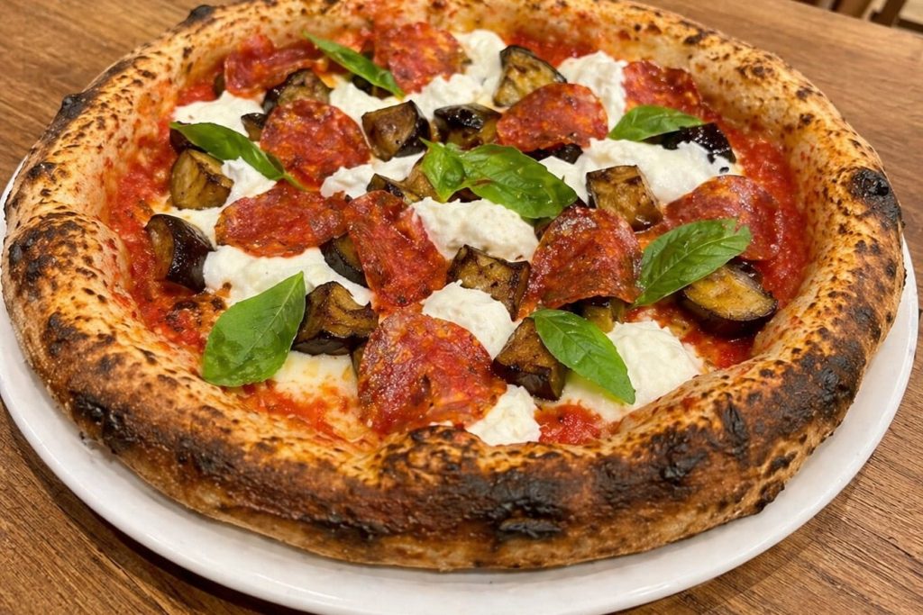 Pizza Melanzane cuite au four à 500 degrés : base tomate, fleur de lait, spinata picante, aubergines, bufala et basilic – 500 Degrés Pizza, Marseille